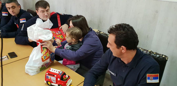 БОЛЕСНОЈ ДЕВОЈЧИЦИ ИСПУНИЛИ ЖЕЉУ: Ватрогасци улепшали дан Петри